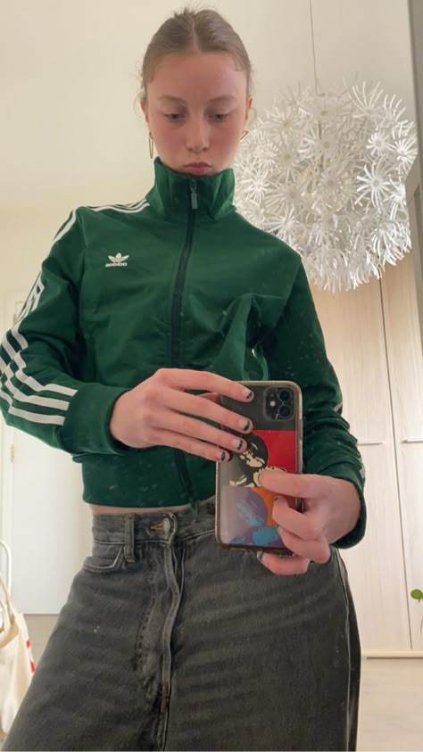 Vintage Addidas Outfits, Adidas Black Jacket Outfit, Green Adidas Jacket Outfit, Adidas Crewneck Outfit, Black Adidas Jacket Outfit, Adidas Track Top Outfit, Adidas Track Jacket Outfit Street Style, Adidas Jacket Women Outfit, Track Jacket Outfit Street Style