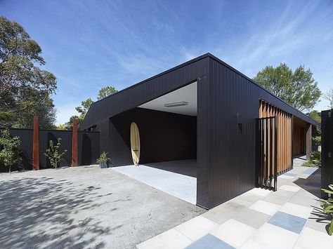 Hover House by Bower Architecture Bower Architecture, Axon Cladding, Tennis Court Backyard, Passive Solar Design, Carport Designs, Australian Architecture, Timber Cladding, Casa Exterior, Exterior Cladding