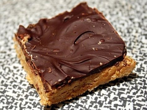 Chocolate Peanut Butter Squares - I substituted the Graham cracker crumbs for crushed pretzels and they were delicious! Peanut Butter Squares Recipe, Chocolate Peanut Butter Squares, Baby Ruth Bars, Butter Squares, Peanut Butter Squares, Peanut Butter Bars Recipe, Butter Crunch, Crunch Bars, Peanut Butter Crunch