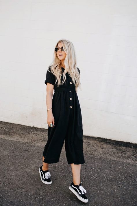 Diy Jumpsuit, Jumpsuit Outfit Casual, Look Hippie Chic, Dresses With Vans, Jumpsuit Outfit, Cropped Tops, Fashion Design Clothes, Black Romper, Looks Style