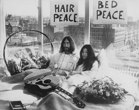 New story in Entertainment from Time: Behind the Photo: How John Lennon and Yoko Ono Came Up With the Idea of Their Bed-In for Peace Bed Peace, Francis Wolff, Couples Vintage, Art Garfunkel, John Lennon Yoko Ono, Woodstock 1969, Instagram Hacks, John Lennon And Yoko, Give Peace A Chance