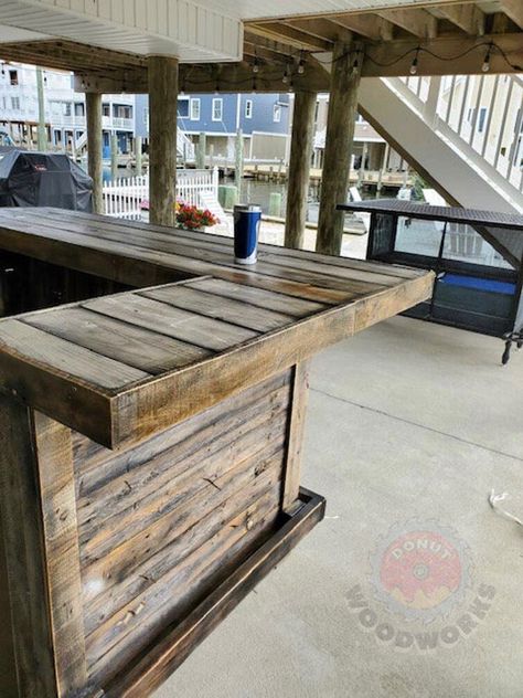 Outdoor Bar Top Ideas, Diy Rustic Bar, Rustic Bar Ideas, Pallet Bar Ideas, Pallet Wood Bar, Barnwood Bar, Rustic Outdoor Bar, Yard Layout, Pirate Bar