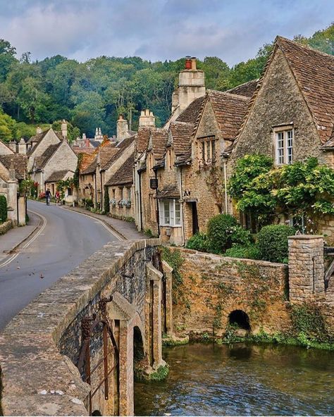 867 Likes, 17 Comments - ☆TRAVELING UK☆ (@traveling_uk) on Instagram: “® Presents Photo by: @robertom94 Location: #unitedkingdom#england Congratulations! Photo…” Comb Photography, Castle Combe England, Country Living Uk, England Aesthetic, Cotswold Villages, England Countryside, Cotswolds England, Castle Combe, English Village