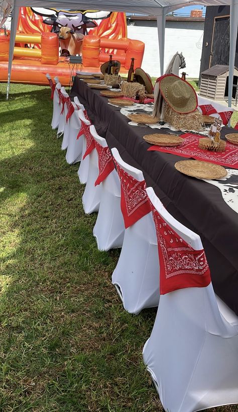 Cowgirl Retirement Party, Western Rodeo Party Theme, Wild West Table Centerpieces, Vaquera Themed Party, Western Style Party Decorations, Western Themed Decorations, Horse Riding Party Ideas, Country Party Ideas Decoration, Cowboy Christmas Party Food