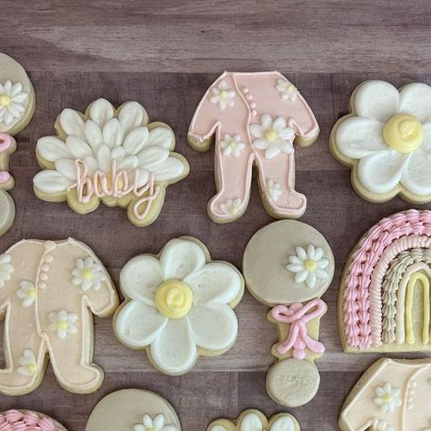 Daisy Baby Shower Cookies, Buttercream Baby Shower Cookies, Daisy Themed Baby Shower Ideas, Daisy Baby Shower Ideas, Daisy Baby Shower Theme, Daisy Cookies, Sunshine Cookies, Buttercream Cookies, Grandma Cookies