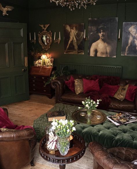 Dark academia house with maximalist decoration Moody Maximalist Aesthetic Bedroom, Dark Green Witchy Living Room, Eclectic Dark Bedroom, Dark Maximalist Bedroom Vintage, Soft Maximalist Bedroom, Italian Maximalist Decor, Eclectic Dark Academia, Room Makeover Dark Academia, Dark Green Maximalist Living Room