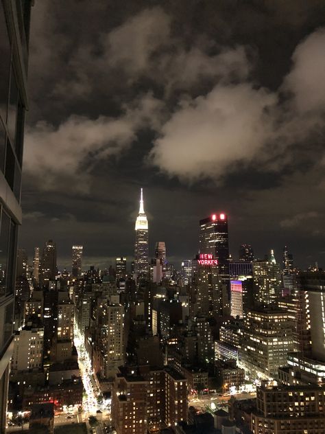 NYC skyline 😍 Skyline Night Aesthetic, Night Skyline Aesthetic, Nyc Night Skyline, Skyline Night, City Skyline Aesthetic, Skyline At Night, Nyc Skyline Night, Nyc Skyline Aesthetic, Dark Nyc