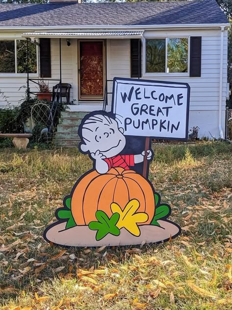 Pumpkin Snoopy, Welcome Great Pumpkin, Charlie Brown Pumpkin, Halloween Yard Art, Great Pumpkin Charlie Brown, Christmas Manger, Charlie Brown Halloween, The Great Pumpkin, Peanuts Halloween