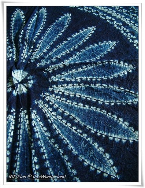 Controlled tie dye effect. Shibori Dyeing, Shibori Designs, Dye Techniques, Eco Dyeing, Shibori Pattern, Shibori Dye, Shibori Tie Dye, Indigo Shibori, Japanese Textiles