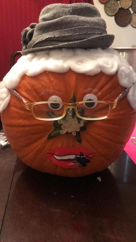 Old Lady Pumpkin, Old Man Pumpkin, Decorated Pumpkins Without Carving, Huddle Board, Halloween Bricolage, Decorating Pumpkins, Decorated Pumpkins, Pumpkin Bouquet, Swallowed A Fly