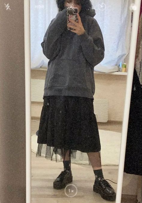 long skirt alt fashion y2k fairy grung black skirt emo Indie Outfits Skirt, Outfits With Long Skirts, Emo Tops, Womens Photography, Long Black Skirt Outfit, Black Skirt Outfit, Black Skirt Outfits, Western Outfits Men, Long Skirt Outfits