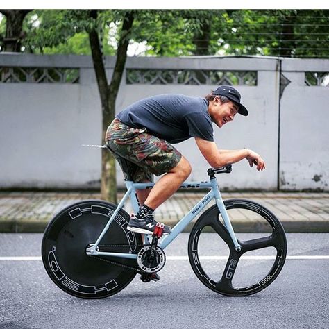 Fixie Gear, Urban Bike Style, Fat Tire Bicycle, Bicycle Track, Bike Messenger, Cycling Photography, Urban Cycling, Ride Bicycle, Fixed Gear Bicycle