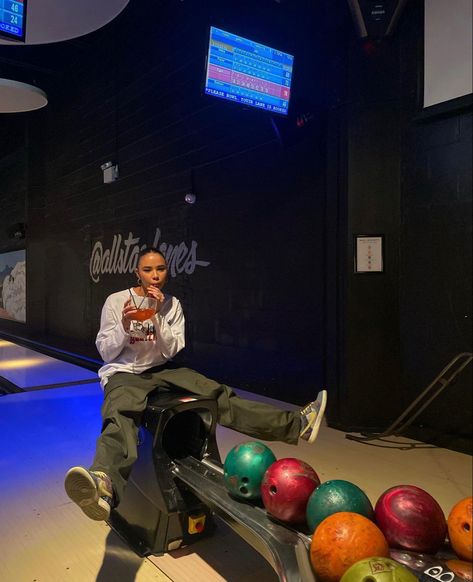 Bowling Pictures, Edie Rose, Bowling Outfit, Bowling Alley, Foto Poses, Photoshoot Concept, Instagram Photo Inspiration, Friend Photoshoot, Insta Posts