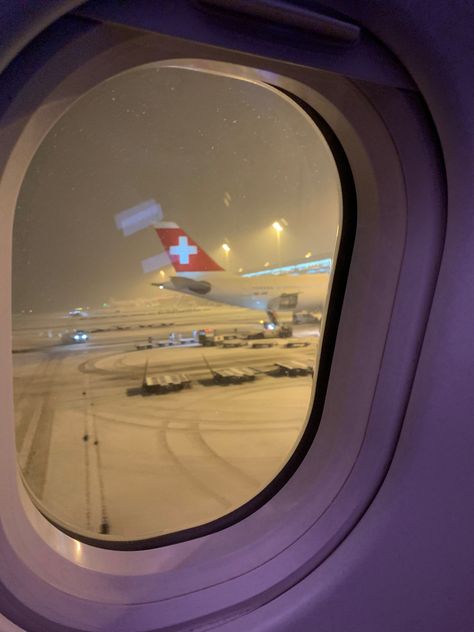 Switzerland Airport, Inter Railing, Geneva Airport, Work In Silence, Airplane Window View, Plane Photos, Airport Pictures, Airport Aesthetic, Airplane Window