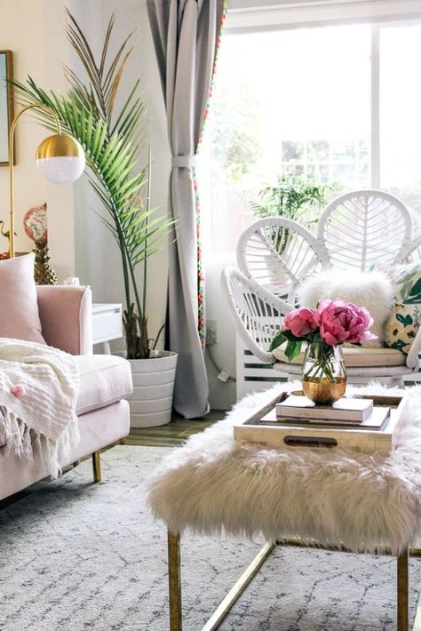 How to mix glam with beach décor - at home with Ashley Boho Glam Living Room, Beach Decor Ideas, Boho Glam Home, Florida Beach House, Room On A Budget, Glam Living, Glam Bedroom, Glam Living Room, Living Room Design Ideas