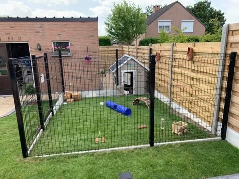 Outdoor Large Dog Kennel Ideas, Divided Backyard For Dogs, Outdoor Dog Kennel Ideas Backyards, Covered Dog Run Ideas Backyard, Outside Dog Kennel Ideas, Cheap Dog Run Ideas Backyard, Dog Run Ideas Backyard Side Yard, Outside Dog Area, Diy Dog Areas In Backyard