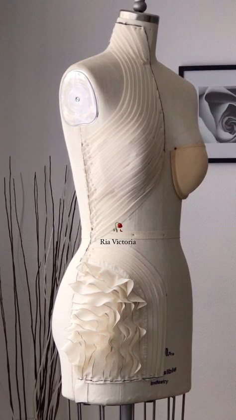 ria_victoria_design on Instagram: Moulage 🙌🏻 #arhiv . . . . . . ##fashion #fashiondesigner #lafashiondesigner #losangelesfashiondesigner #patternmaking #sewingproject… Ap 3d Art Portfolio, Fabric Manipulate, Diy Draping, 3d Art Portfolio, Creative Skirt, Dresses Tutorial, Moulage Draping, Summer Dresses Tutorial, Fashion Backgrounds