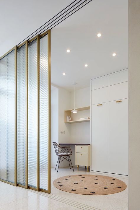 Apartment Partition, Sliding Glass Partition, Simple Home Gym, Sliding Partition, Glass Partition Designs, Stoke Newington, Partition Ideas, Partition Designs, Deco Living Room