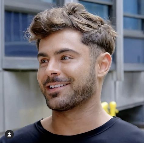 Zac Efron Hair, Zach Efron, Male Haircuts Curly, Mens Summer Hairstyles, Mens Hairstyles With Beard, Men Haircut Styles, Beard Styles For Men, Zac Efron, Fade Haircut