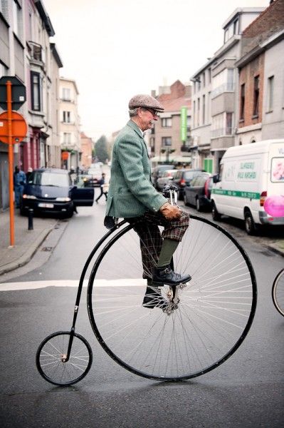 Just saw a gentleman in a top hat in Woodbury, NJ on a penny farthing like this. Amazing. #steampunk #victorian Giant Bicycle, Penny Farthing Bicycle, Gentleman Hat, Gent Belgium, Tweed Run, Antique Bicycles, Pony Express, Penny Farthing, Cycle Chic