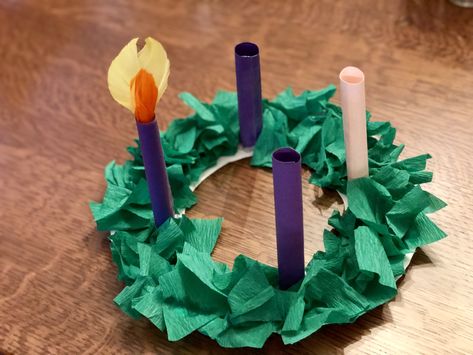 Advent wreath craft. Paper plate base, green crepe paper for greenery, colored paper for candles, and feathers for flames! Advent Wreath Diy Kids, Advent Wreath Ideas For Kids, Diy Advent Wreath For Kids, Preschool Advent Wreath, Kids Advent Wreath Craft, Paper Advent Wreath, Advent Candle Crafts For Kids, Paper Plate Advent Wreath, Advent Wreath Craft For Kids