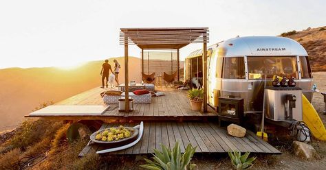 California dreaming. Malibu, California airstream air B and B Airstream Rental, Airstream Living, Auto Camping, Airstream Campers, Airstream Interior, Airstream Renovation, Vintage Airstream, Airbnb Rentals, Interior Vintage