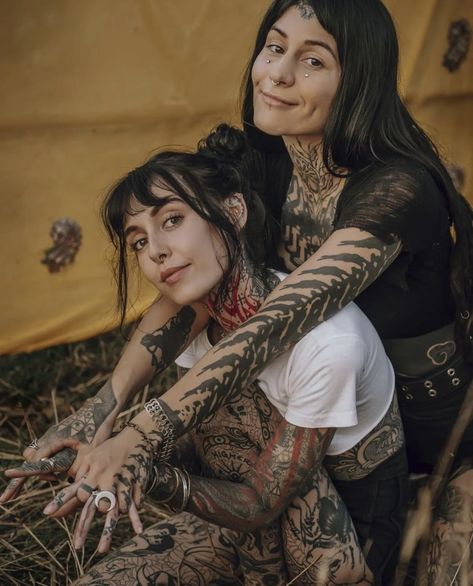 hannah pixie snowden & lina wire alien Twin Things, Hannah Snowdon, Hannah Pixie, Queen Of My Heart, Heavily Tattooed, Face Drawing Reference, Women's Circle, Forever And Ever, Thank Me Later