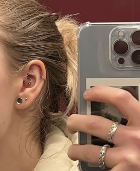 Stretched Second Hole, Small Tunnels Ear, Ear Tunnels Girl, Small Ear Gauges, Tunnel Piercing, Guys Ear Piercings, Piercing Girl, Stretched Ear Lobes, Gauged Ears