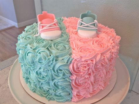 GENDER REVEAL CAKE gender reveal cake. I have to have this cake at my first baby shower one day. But, I would like it square not round. #babyshower Baby Reveal Cakes, Idee Babyshower, Piggly Wiggly, Baby Reveal Party, Gender Party, Baby Gender Reveal Party, Gender Reveal Cake, Twins Baby Shower, Baby Cakes