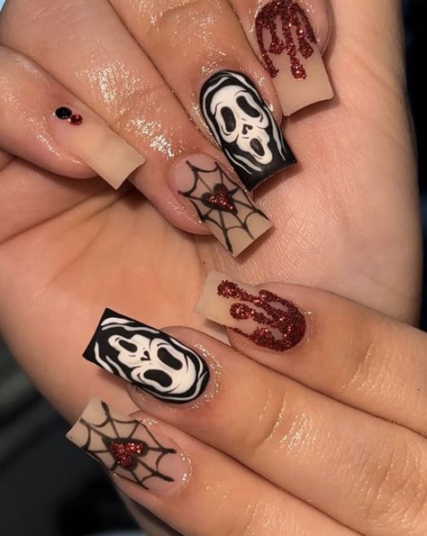 Halloween Nails great for hallowen costume 😍 Blood glitter design, and scream costume with spider webs Halloween Nails Diy, Nail Art Halloween, Halloween Fest, Halloween Press On Nails, Long Press On Nails, Nagel Tips, Candy Skulls, Classic Halloween, Halloween Style