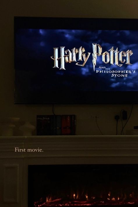 Watching Harry Potter Aesthetic, Watching Harry Potter, Harry Potter Watch, Aesthetic Tv, Harry Potter Movie Night, Harry Potter Movie, Ber Months, Red Season, Harry Potter Aesthetic