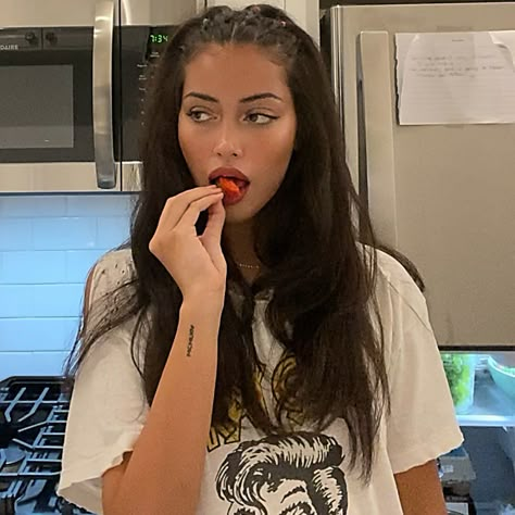 Cindy Kimberly on Twitter: "🍓 😒… " A Woman, Hairstyles, Hair, White