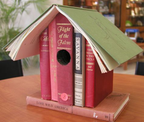 Book Birdhouse, Books Crafts, Old Book Crafts, Recycled Books, Library Book Displays, Recycled Book, Bird House Kits, Book Page Crafts, Folded Book Art