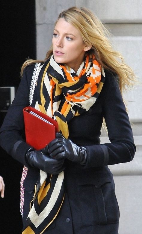 Scarf Mode Gossip Girl, Editorial Vogue, Bright Scarf, Blake Lively Style, Outfit Tips, Mode Tips, Woman In Black, Elegant Scarves, Chique Outfits