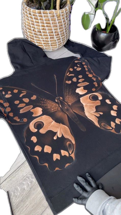 Bleach Leaf Print, Bleach Designs On Black Jeans, Cool Bleach Shirt Designs Grunge, Bleach Paint Shirt Ideas, Bleach Painted Sweatshirt, Bleach Fabric Art, Bleach Hoodie Art, Bleach Painted Jacket, Bleach Pattern Shirt