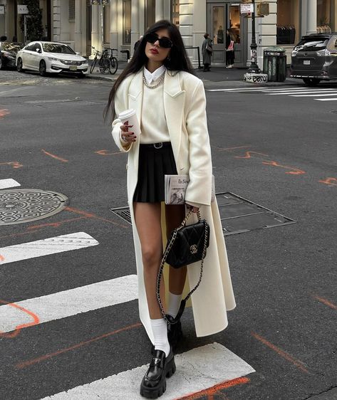 Black pleated mini skirt paired with cream top and trench coat Minimal Outfit Winter, Fall Office Wear, Black Skirt Outfit Ideas, Trendy Autumn Outfits, Black Festival Outfit, Office Wear For Women, White Tops Outfit, Black Skirt Outfit, Ig Outfits