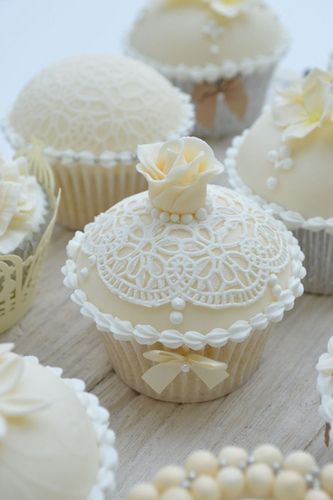 Sugarveil lace with rose | Flickr - Photo Sharing! White Wedding Cupcakes, Cupcakes Flores, Lace Cupcakes, Rose Cupcake, Pretty Cupcakes, Torte Cupcake, Cupcakes Decorados, Beautiful Cupcakes, Wedding Cakes Vintage