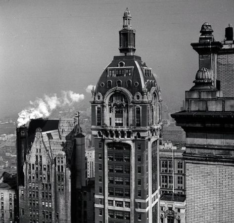 SKYSCRAPER: Height: 612 feet, 47 stories Completed: 1908 Demolished: 1968 - to make way for One Liberty Plaza. Interesting fact: For a very brief period, the Singer Building was the tallest building in the world, until 1909 when it was surpassed by the Metropolitan Life Tower. City Hall Nyc, Gothic Architecture Drawing, Tallest Building In The World, New York City Buildings, Woolworth Building, New York Architecture, New York School, Vintage Architecture, American Painting