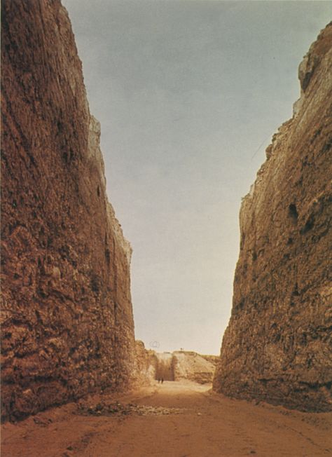 Radical Architecture, Anne Holtrop, Michael Heizer, Rumspringa, Double Negative, Landform, Richard Serra, Earth Art, Stonehenge