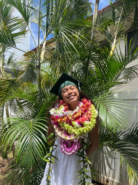 College Grad Photos, Graduation Leis, Hawaiian Lei, University Of Hawaii, Dream College, Hawaii Life, Senior Night, Grad Photos, Graduation Pictures