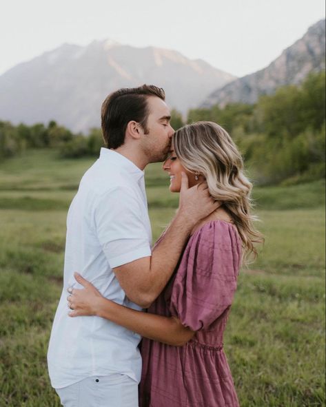 Engagement Photos Plus Size Bride, Spring Couple Pictures, Plus Size Engagement Photos, Spring Couples Photoshoot, Spring Engagement Photos Outfits, Spring Home Decor Ideas, Fall Photo Shoot Outfits, Engaged Couples Photography, Engagement Picture Outfits