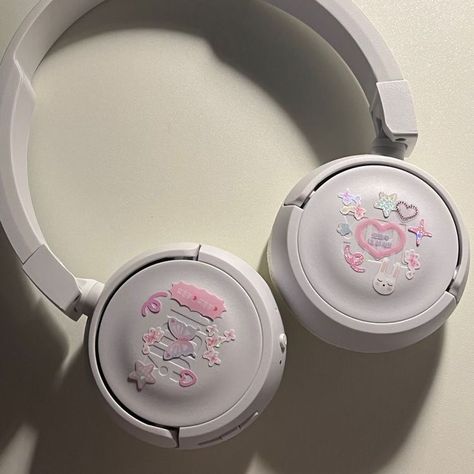 headphone sticker inspiration Headphone Decoration Aesthetic, Deco Headphones, Decorating Headphones, Headphones Deco, Headphone Deco, Sony Headphones Aesthetic, Headphone Ideas, Headphone Decoration, Headphones Aesthetic