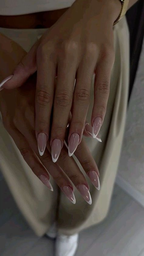 European Nails Trends, Sharp Almond Nails, Stiletto French Tip Nails, French Stiletto Nails, Designs For Short Nails, Sharp Nails, Simple Fall Nails, French Tip Acrylic Nails, Casual Nails