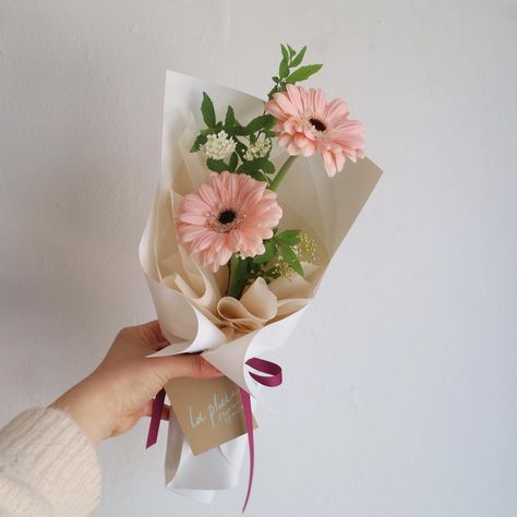 Simple Carnation Bouquet, Sun Flower Bouquet Simple, Small Bouquet Ideas, Simple Flower Bouquet, Valentine 2024, Gerbera Daisy Bouquet, Flower Bouquet Design, Graduation Flower Bouquet, Gerbera Bouquet