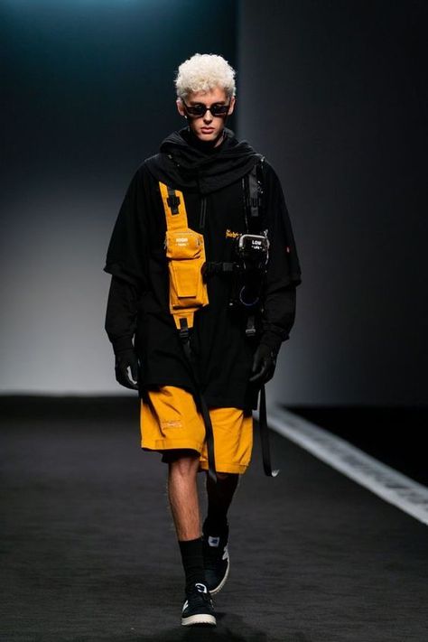 Techwear Fashion, Cyberpunk Clothes, Chinese Fashion Street, Cyberpunk Fashion, Cyberpunk Style, Futuristic Fashion, Fashion Show Images, Tech Fashion, Live Fashion