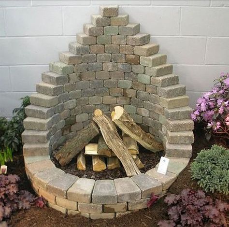 DIY Fire Pit From Pavers - simply stack concrete pavers to build this awesome looking fire pit!! #diy #homesteading Gard Modern, Make A Fire Pit, Paver Patios, Landscape Pavers, Brick Projects, Yard Project, Diy Yard, Backyard Fire, Garden Yard Ideas