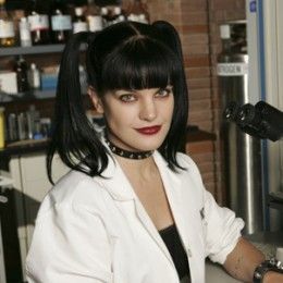 Ncis Characters, Ncis Abby, Ncis Stars, Abby Sciuto, Kirsten Vangsness, Pauley Perrette, Sandra Bullock, Ncis, Up Girl