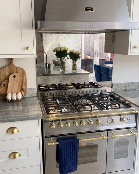 Discover the perfect blend of functionality and flair with @lofrauk cookers. Pic by: @rockets_home (Kitchen interior, Kitchen ideas, Home décor ideas, Small kitchen ideas, Kitchen ideas, Luxury kitchen, Modern kitchen design luxury, kitchen décor, kitchen appliances, range cookers) #kitchengoals #dreamkitchen #kitchendesign #lofra #lofrauk #LuxuryKitchen #luxurykitchenappliances #KitchenDesign #KitchenInspo #CarversInteriors #LofraRangeTop #LuxuryKitchen Interior Kitchen Ideas, Kitchen Ideas Luxury, Gas Stoves Kitchen, Range Design, Ideas Small Kitchen, Range Cookers, Kitchen Goals, Kitchen Appliances Luxury, Appliances Design