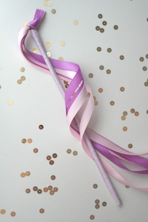 Princess party wand Diy Ribbon Wands, Music Party Favors, Fairy Party Ideas, Fairy Princess Party, Princess Wands, Ribbon Wands, Baby Shower Photo Booth, Princess Party Ideas, Diy Wand