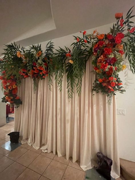 Thanksgiving Decorations Photo Booth, Friendsgiving Backdrop, Thanksgiving Backdrop Ideas, Thanksgiving Photo Backdrop, Thanksgiving Church Decorations, Thanksgiving Backdrop, Pumpkin Birthday Parties, Thanksgiving 2022, Spa Room Decor